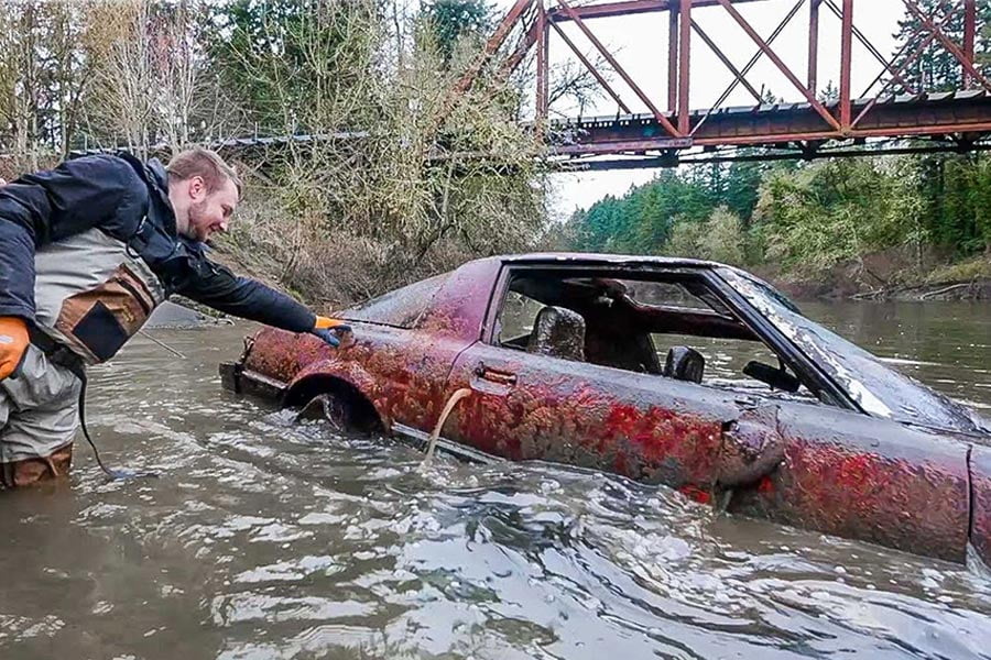 Mazda RX-7 ψαρεύτηκε από βυθό ποταμού! (+video)