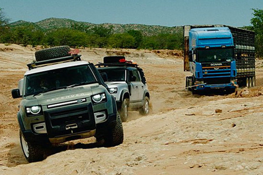 Νέα Land Rover Defender «σώζουν» νταλίκα 20 τόνων!