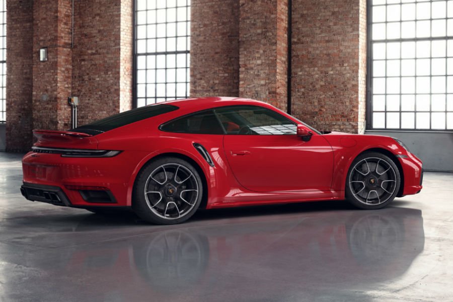 «Ανάφτρα» η νέα Porsche 911 Turbo S σε κόκκινο