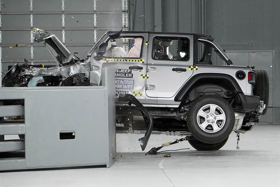 Ανατράπηκε το Jeep Wrangler σε crash test (+video)
