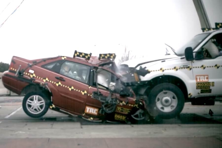 Ανατριχιαστική σύγκρουση αυτοκινήτου με pickup (video)