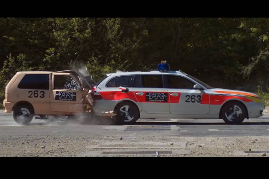 Fiat Uno μένει μισό σε σύγκρουση με BMW 5 (+video)