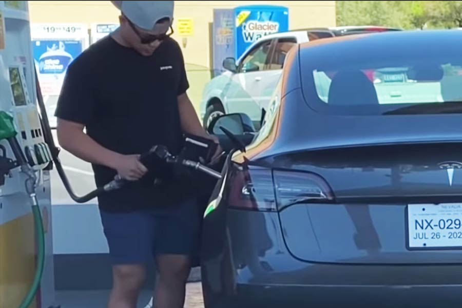 Πάει να βάλει βενζίνη σε ηλεκτρικό αυτοκίνητο (+video)