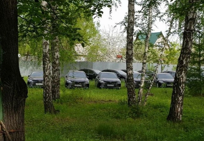Ολοκαίνουργια Toyota Camry σαπίζουν σε δάσος