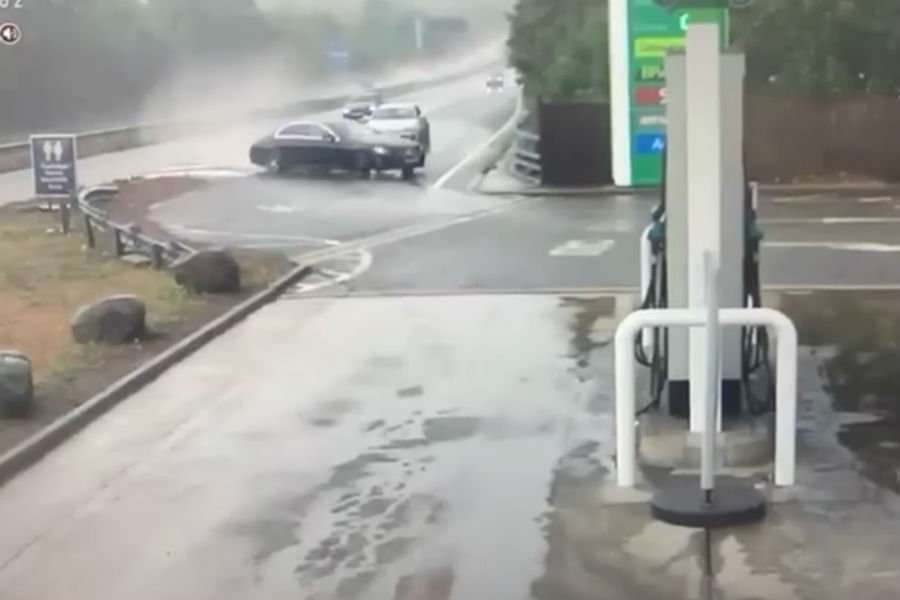 Mercedes πλανάρει και πέφτει σε βενζινάδικο (+video)