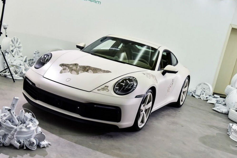 «Έσκαψε» το αμάξωμα Porsche 911 για την τέχνη