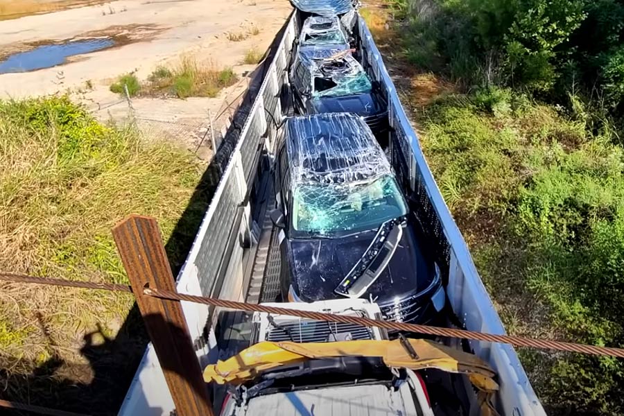 Τρένο με αυτοκίνητα τράκαρε σε γέφυρα (+video)