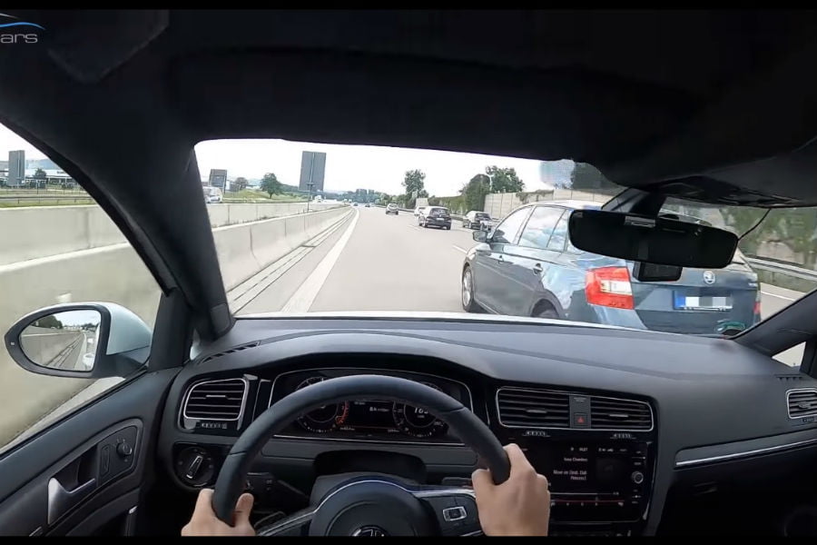 VW Golf GTI τρακάρει με 240 χλμ./ώρα (+video)