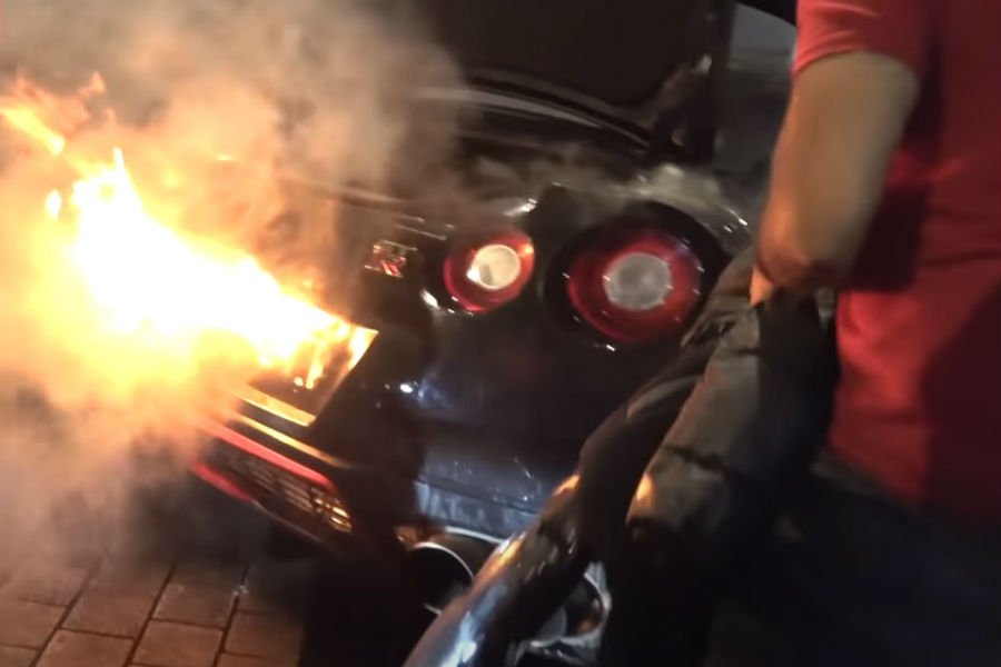 Nissan GT-R φτύνει φλόγες και «αρπάζει» (+video)