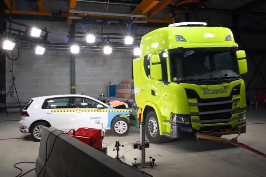 Το εντυπωσιακό crash test της Scania (+video)