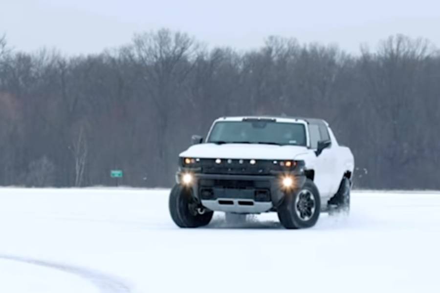 Το νέο Hummer σκάβει στο χιόνι (+video)
