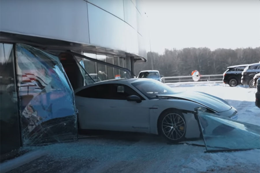 Vlogger πέρασε την Porsche Taycan από τζαμαρία! (+video)