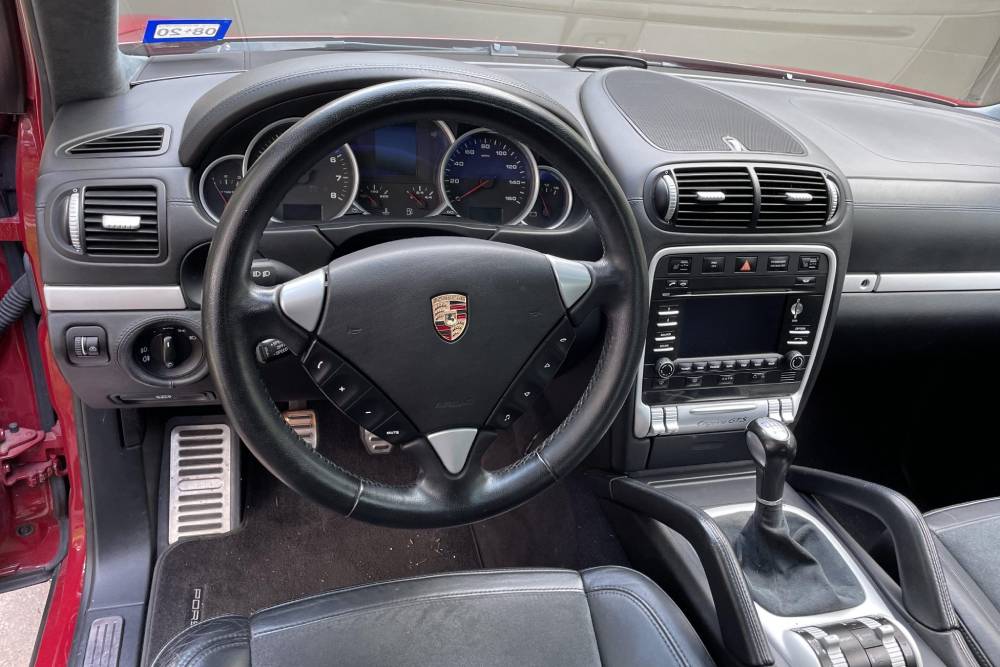 «Χαρίζεται» σπάνια χειροκίνητη V8 Porsche Cayenne