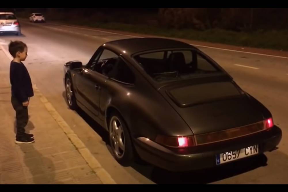 Πιτσιρίκος πέφτει τ’ ανάσκελα με Porsche 964 (+video)