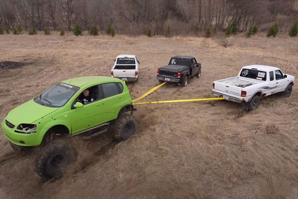 Chevrolet Aveo τα βάζει με τρία Ford Ranger! (+video)