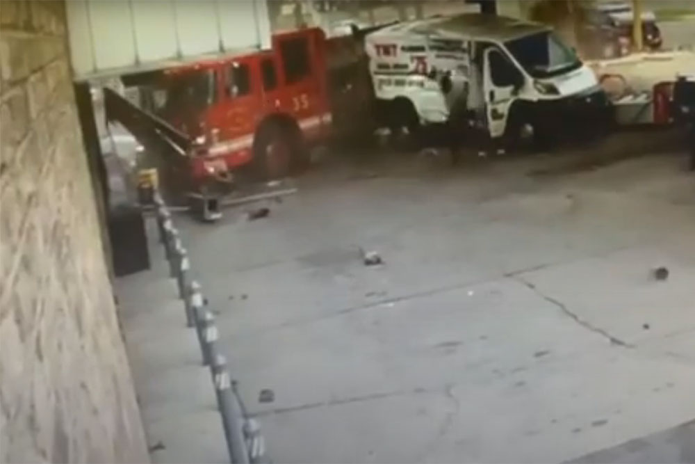 Πυροσβεστικό όχημα «μπούκαρε» σε βενζινάδικο! (+video)