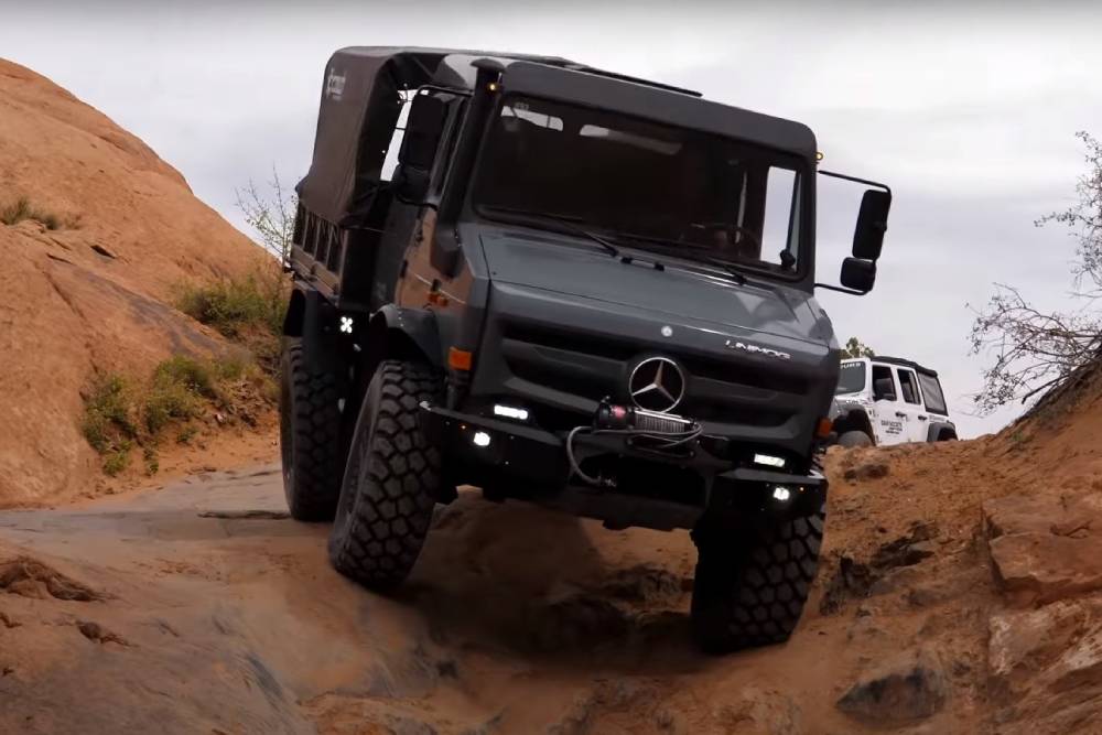Mercedes Unimog «καταπίνει» βράχια (+video)