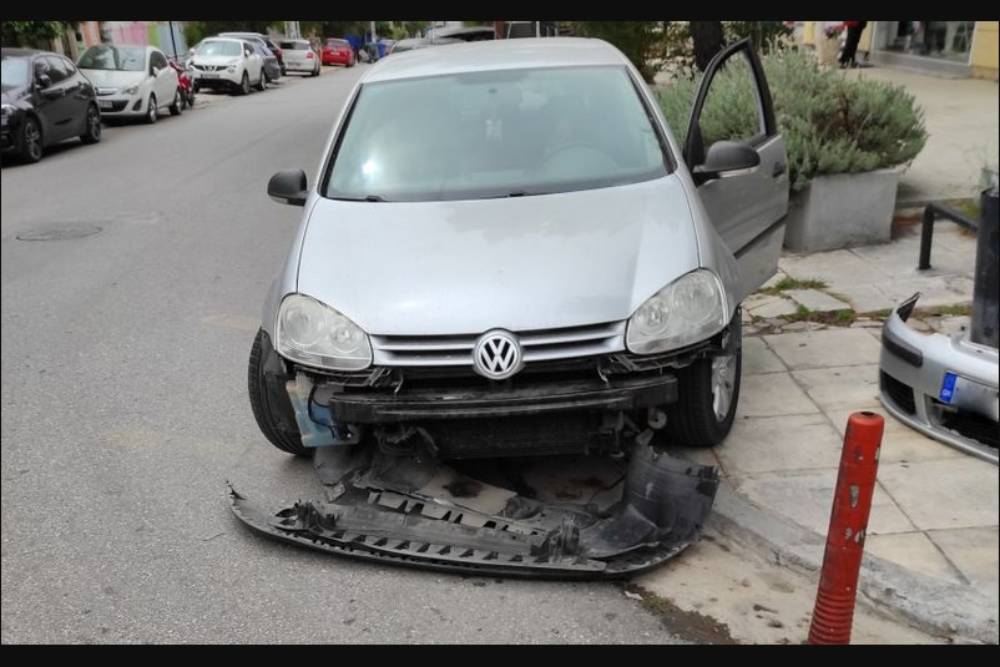 VW Golf «τα ‘σπασε» με μπάρα στάθμευσης