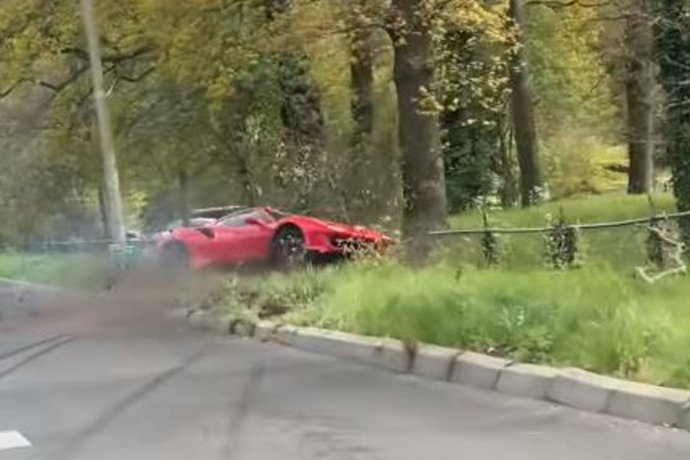 Ferrari 488 Pista μιας μέρας στο χαντάκι (+video)