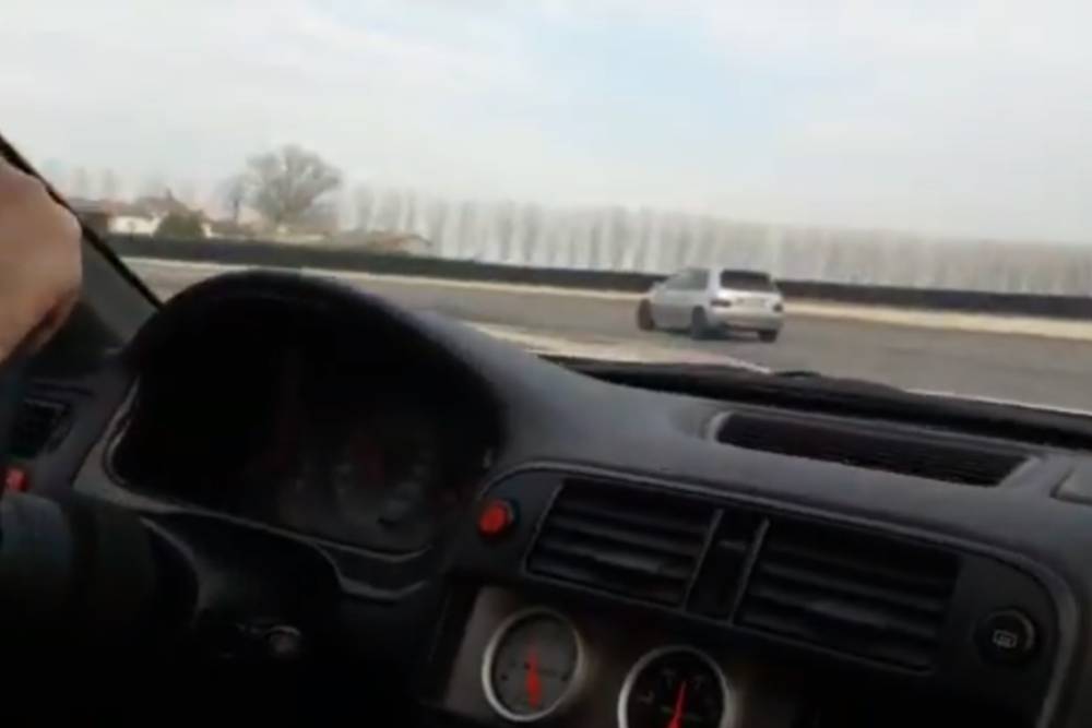 Honda Civic VTi καταδιώκει Citroen Saxo VTS (+video)