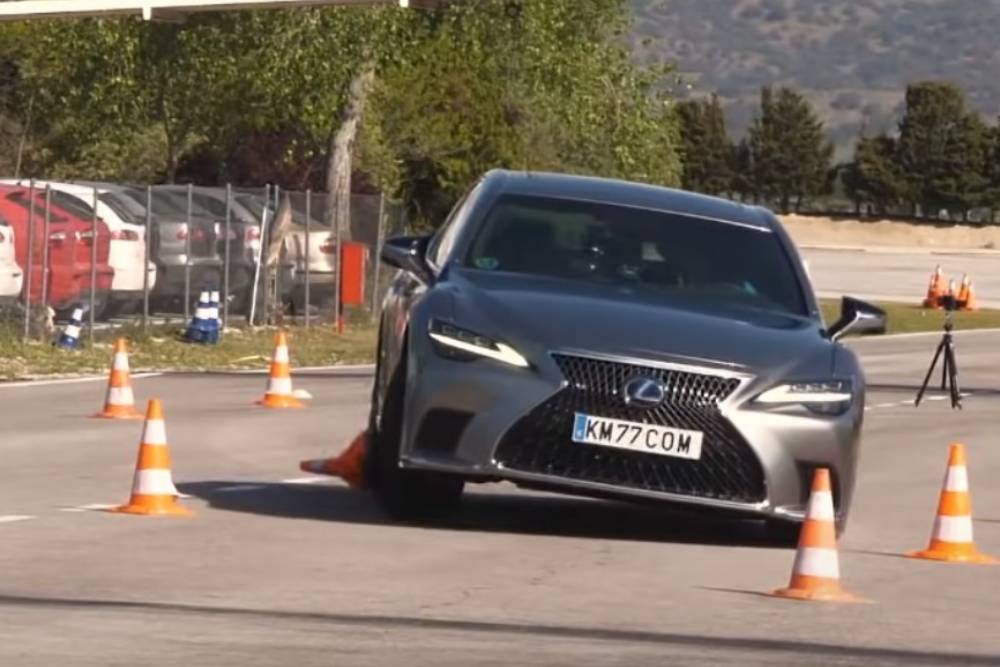 «Μπάταρε» το Lexus LS 500h στον τάρανδο (+video)