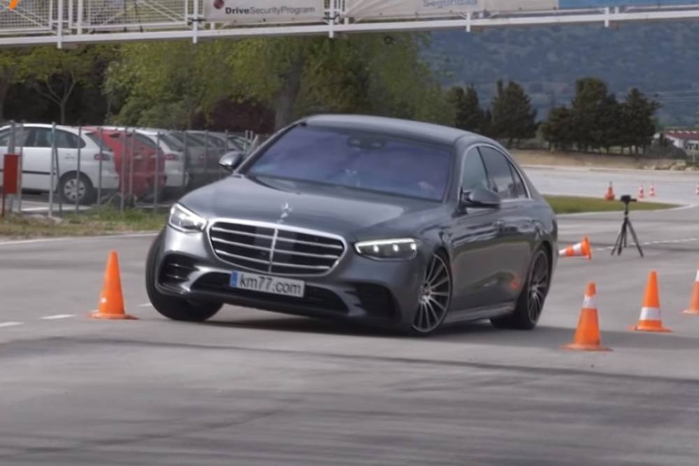 «Κυρία» η Mercedes S-Class στον τάρανδο (+video)