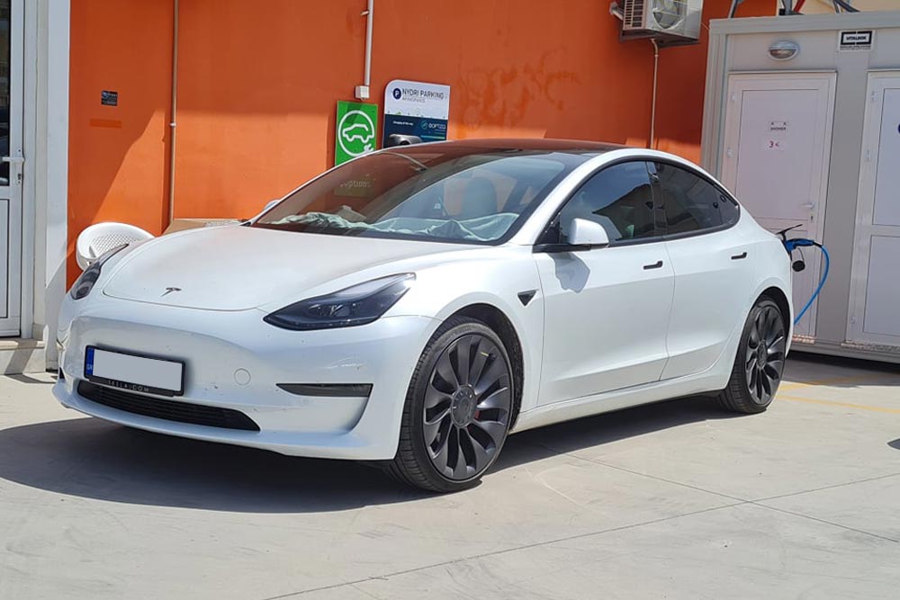 «Τυχερός» φορτίζει Tesla Model 3 στο Νυδρί
