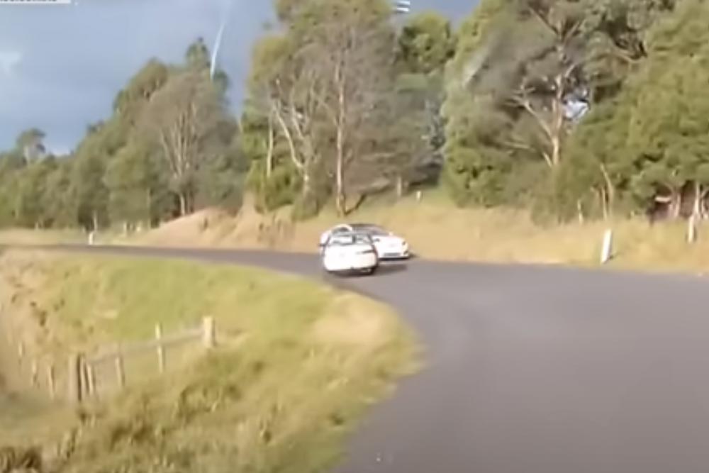 Παραλίγο «μπαμ» Toyota Camry με Tesla (+video)