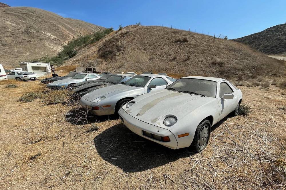 Χωράφι γεμάτο εγκαταλελειμμένες Porsche 928