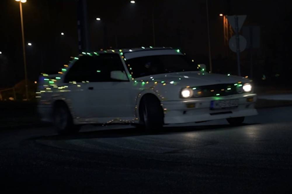 Τα καλύτερα Χριστούγεννα με BMW M3 E30 (+video)
