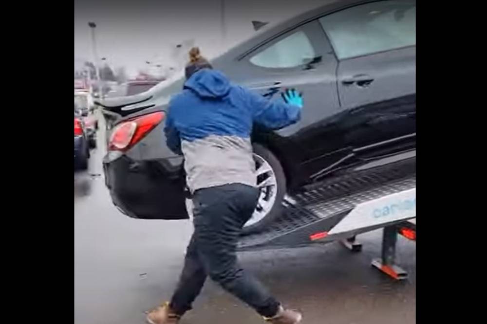 Ο λάθος τρόπος να ξεφορτώσεις αυτοκίνητο (+video)