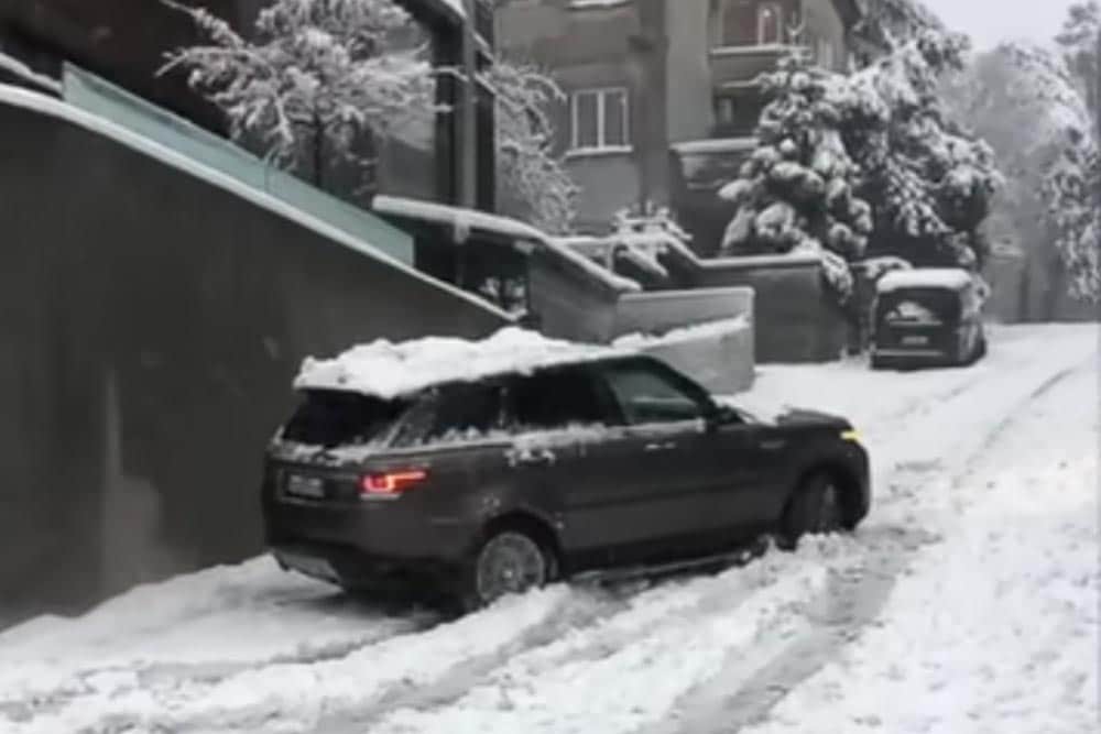 Range Rover τα βρίσκει σκούρα σε χιονισμένη ανηφόρα!(+video)