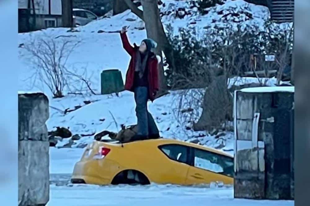 Τράβαγε selfie ενώ βυθίζονταν στον πάγο (+video)