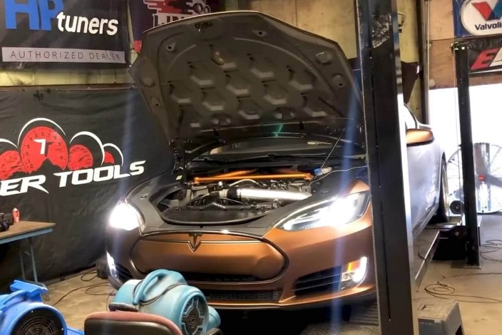 Το ιδανικό Tesla Model S είναι με V8! (+video)