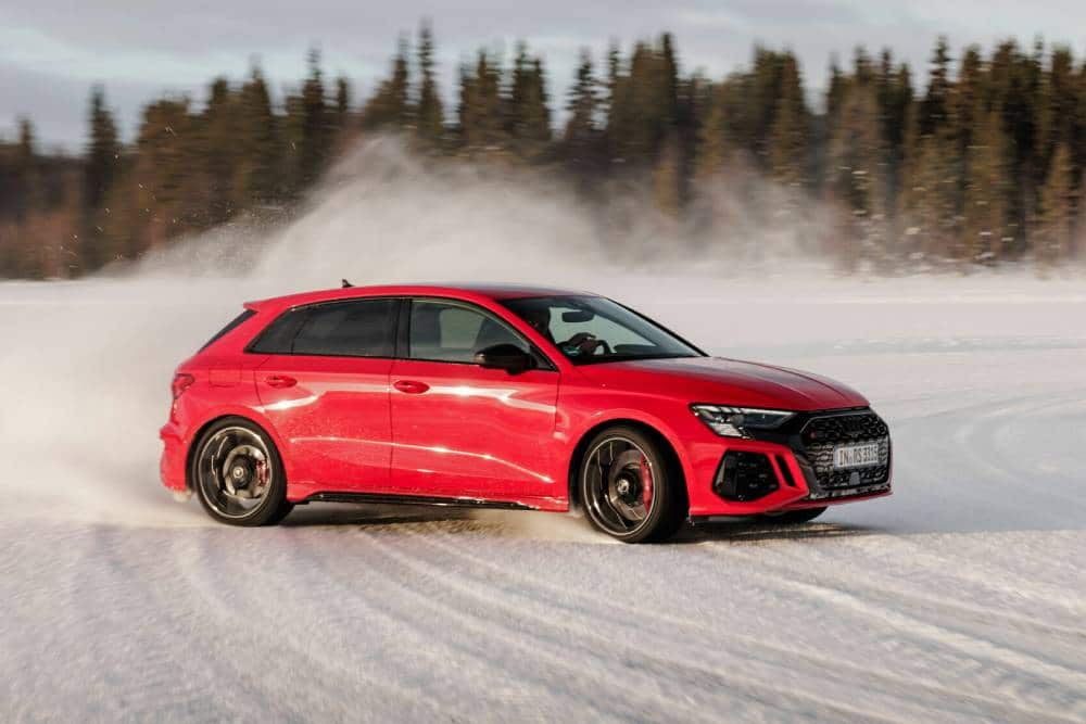 Το Audi RS 3 χορεύει στα χιόνια