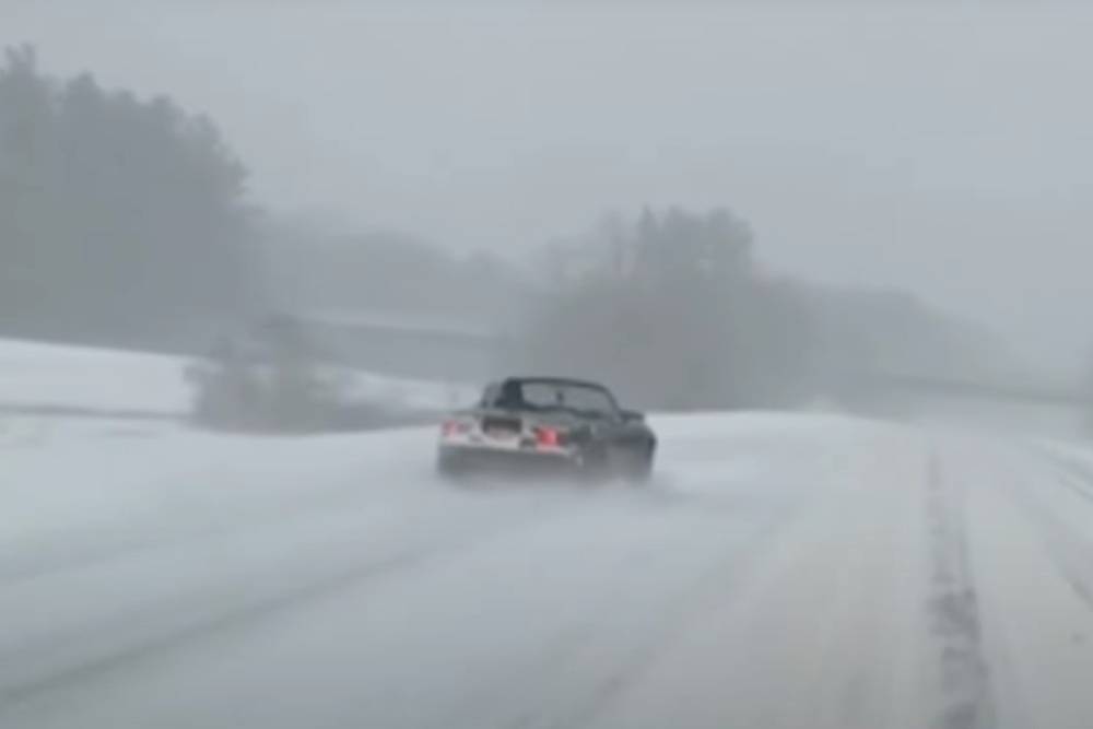 «Ξεσκούφωτο» Mazda MX-5 εν μέσω χιονοθύελλας!