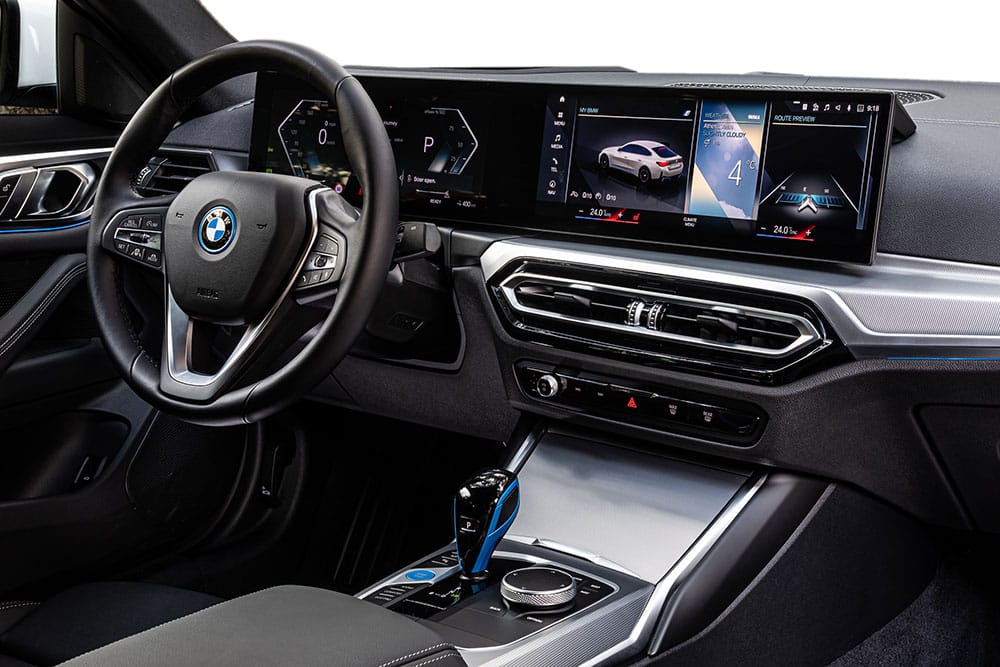 BMW: «Μόδα είναι, θα περάσουν οι μεγάλες οθόνες»