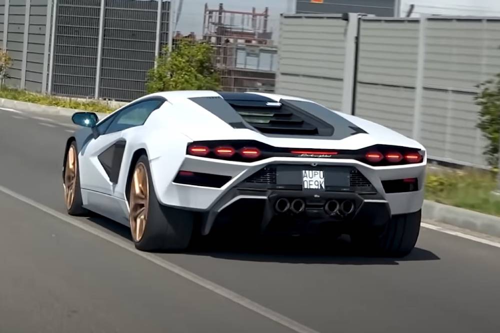 Τρεμούλα με τον V12 της νέας Lamborghini Countach