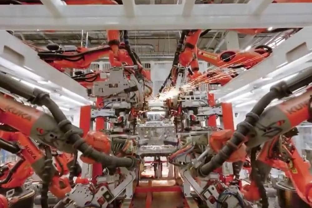 Απίστευτη ξενάγηση στο Gigafactory της Tesla (+video)