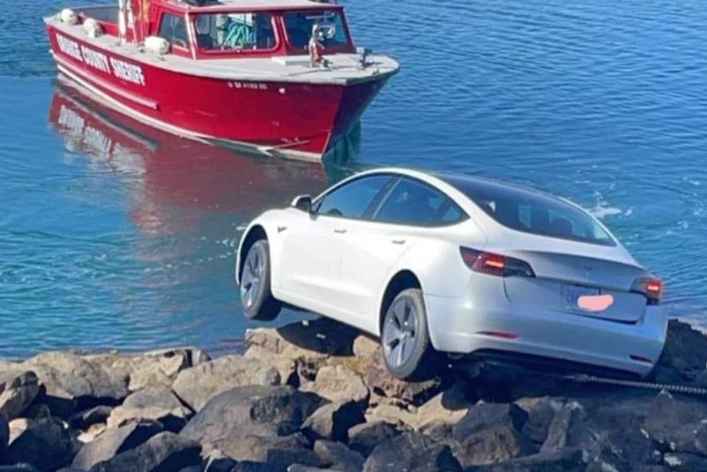 Tesla Model 3 παραλίγο να κάνει μακροβούτι