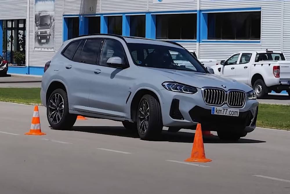 Μασίφ η BMW X3 στον τάρανδο (+video)