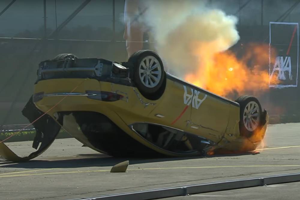 Tesla πήρε φωτιά σε crash test (+video)