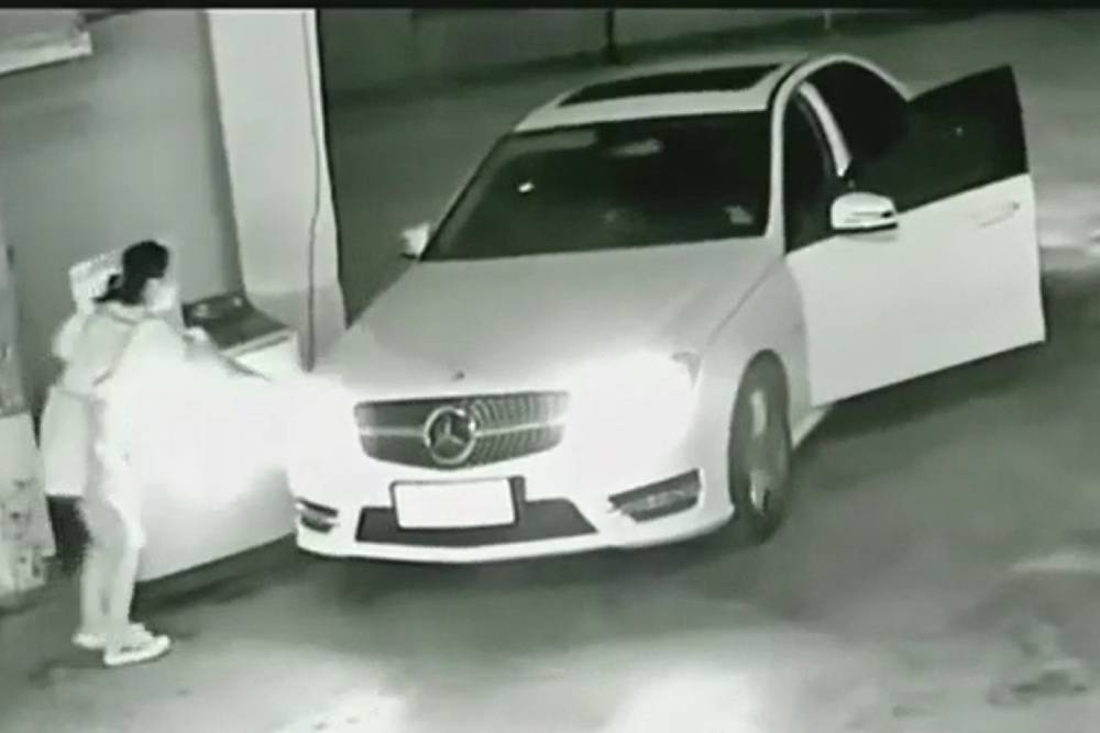 Κατέστρεψε μια Mercedes στο ξεπαρκάρισμα (+video)