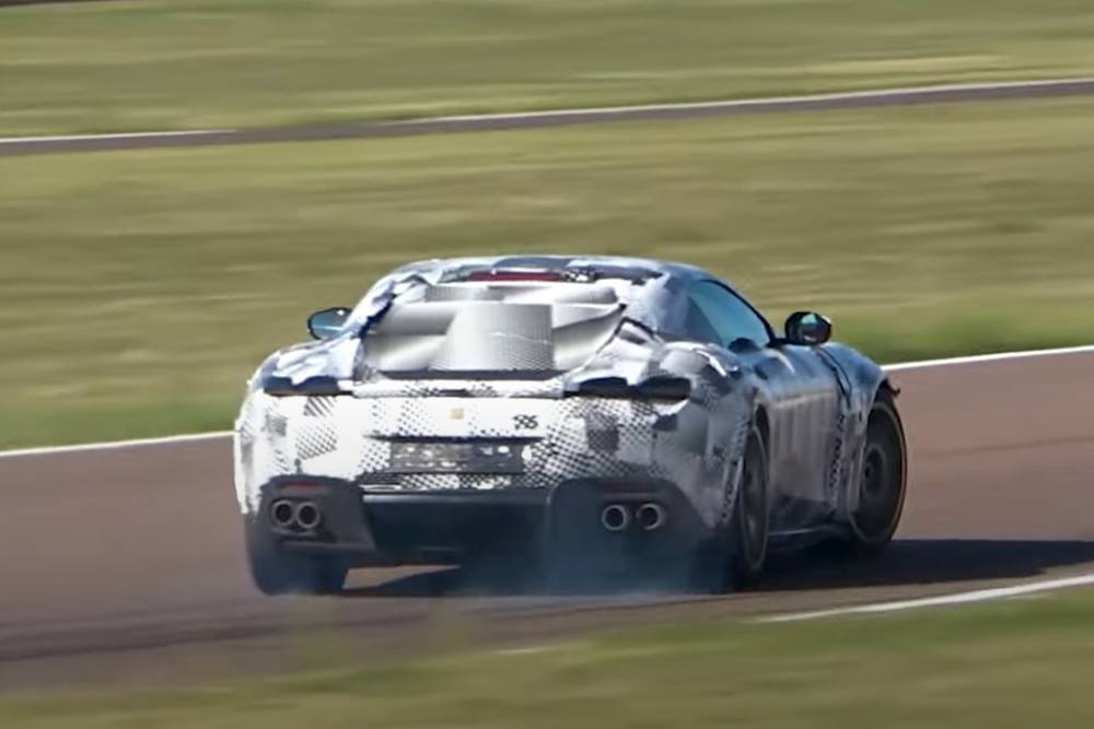 Μυστηριώδης Ferrari V12 καίει λάστιχο (+video)