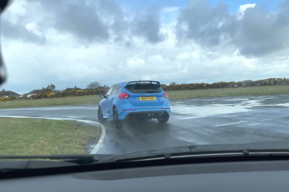 GR Yaris κυνηγάει Focus RS στη βροχή (+video)