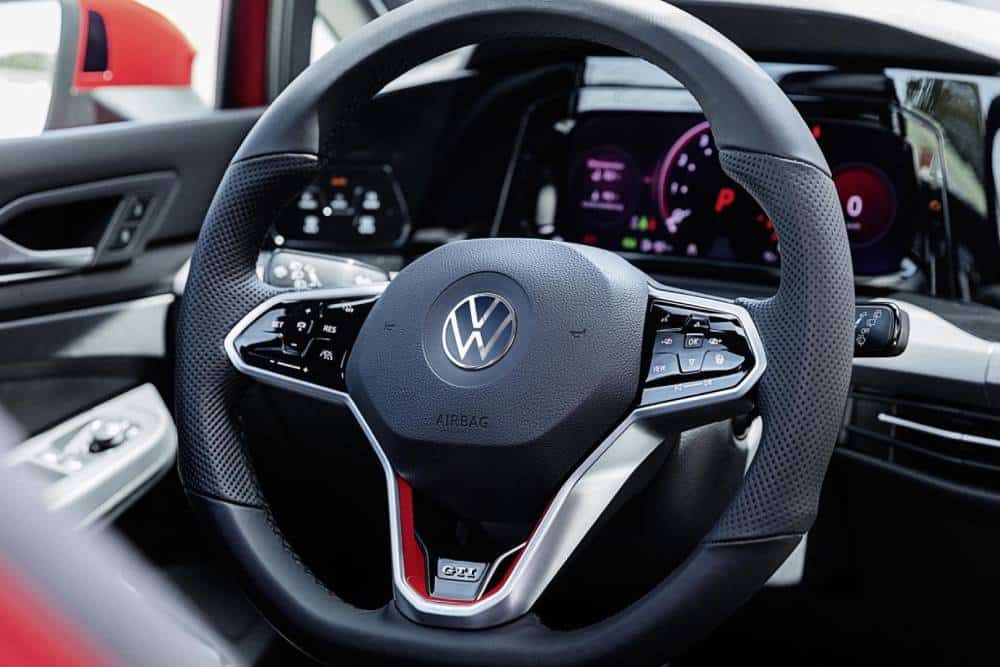 Η VW επαναφέρει τα κανονικά κουμπιά στο τιμόνι
