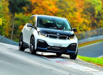 Σιωπηρά μπασίματα με BMW i3s (+video)
