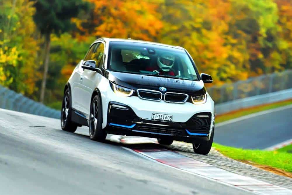 https://cdn.autogreeknews.gr/wp-content/uploads/2022/11/bmw-i3s-nurburgring.jpg