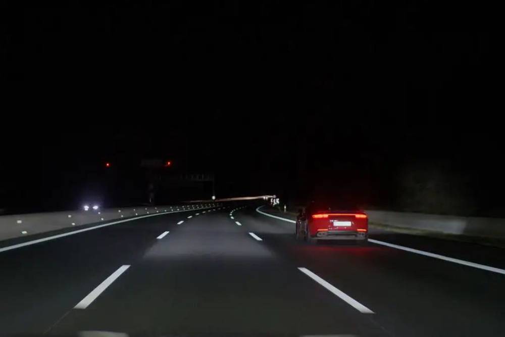 Τα νέα φώτα της Porsche φωτίζουν στα 600 μέτρα!