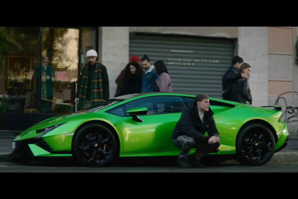 Η Lamborghini σώζει κουρείο για τα «Χρόνια Πολλά» (+video)